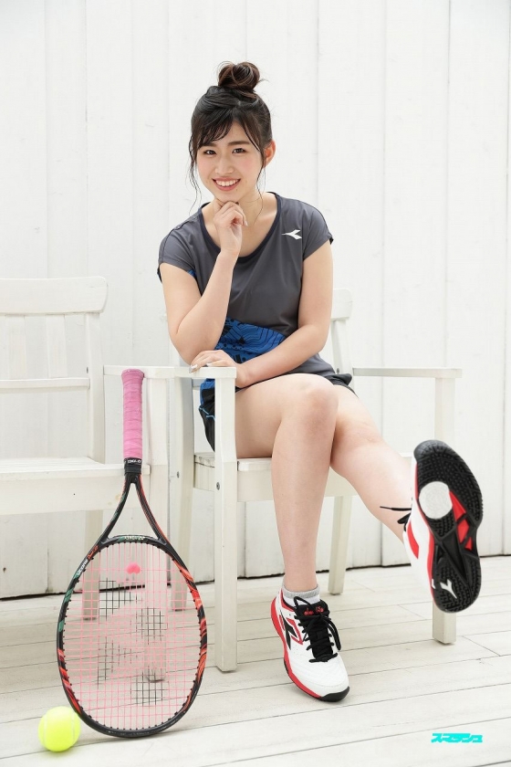 5月21日(月)発売『月刊スマッシュ』の7月号別冊付録「テニスをしよう！」に佐藤朱が登場！
