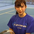 テニスショップラフィノの大人気動画にヨネックスウェアモデルの佐藤朱が出演